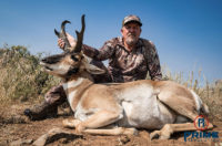 jæger sidder med antilope jaget i Nevada